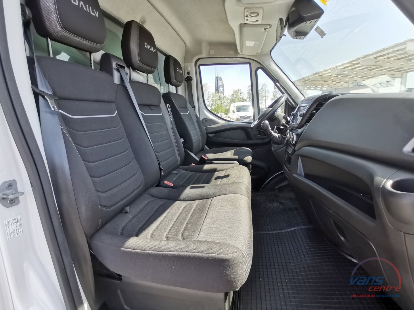 Iveco DAILY 35S18 HI-MATIC/ STŘEDNÍ/ TOP VÝBAVA!/ TAŽNÉ 3,5T