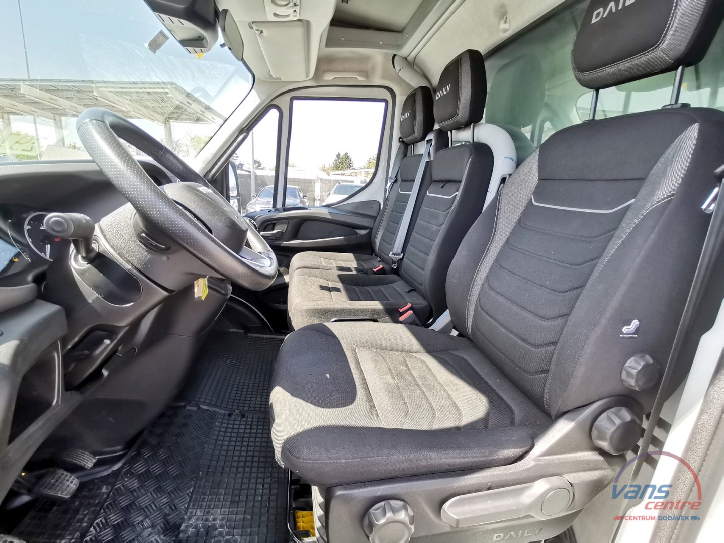 Iveco DAILY 35S18 HI-MATIC/ STŘEDNÍ/ TOP VÝBAVA!/ TAŽNÉ 3,5T